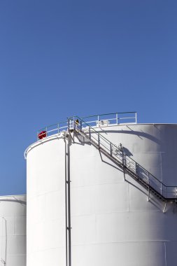 tank sahası demir merdiven ile beyaz tankları 