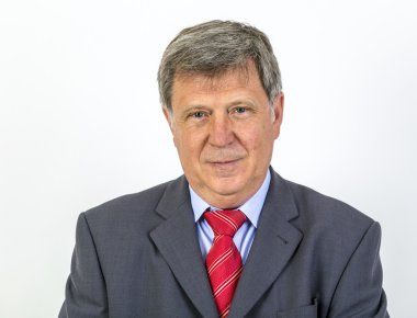 Olgun işadamı duran gülümseyen