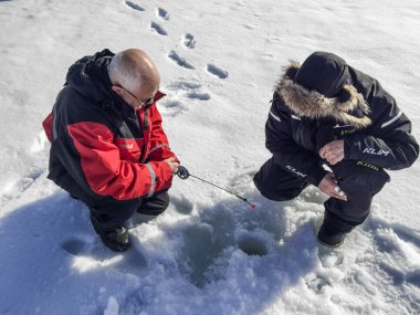  turistler Inari balıkçılık buz