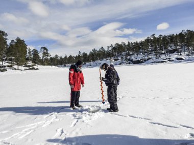  turistler Inari balıkçılık buz