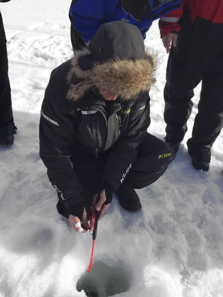 Turistas hacen pesca de hielo en Inari — Foto de Stock