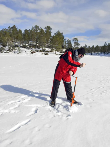 Touristes font de la pêche sur glace à Inari — Photo