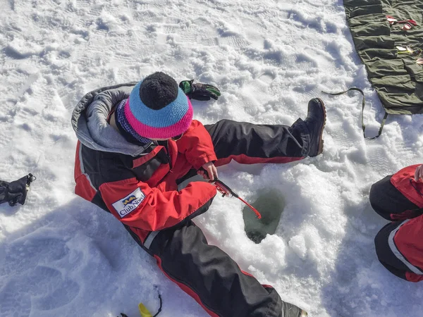 Turistas hacen pesca de hielo en Inari — Foto de Stock