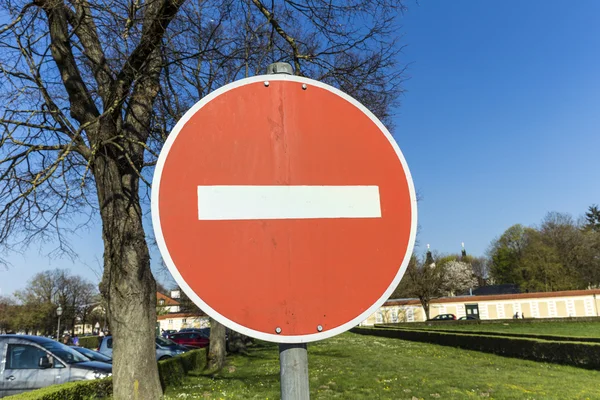 車の交通標識の進入禁止 — ストック写真