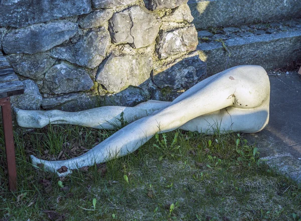 Nedre halvan av en hald-begravd dummy modell — Stockfoto