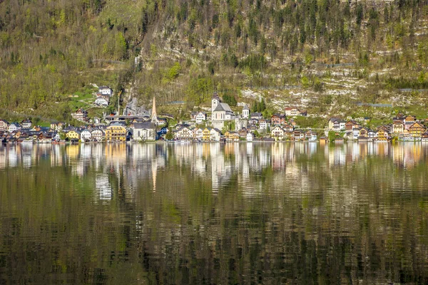 Ville de Hallstatt avec des maisons traditionnelles en bois — Photo