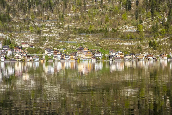 Città di Hallstatt con case in legno tradizionali — Foto Stock