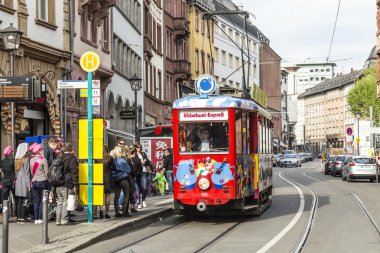 insanlar Frankfurt'ta hızlı Ebbelwei ile sürüş keyfini çıkarın.,