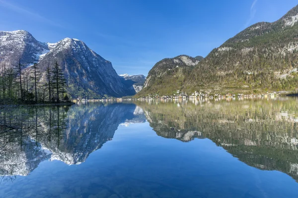 Ville de Hallstatt avec des maisons traditionnelles en bois — Photo