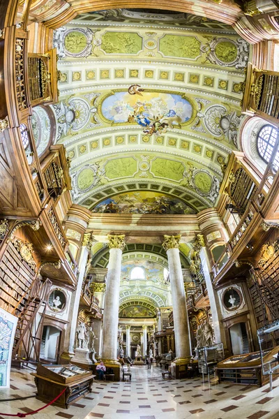 Livres dans la belle Bibliothèque nationale autrichienne à Vienne — Photo