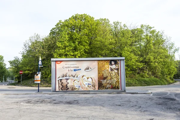 Plakat na przystanku autobusowym, Wiedeń jest przygotowany do piosenki Europejskiej c — Zdjęcie stockowe