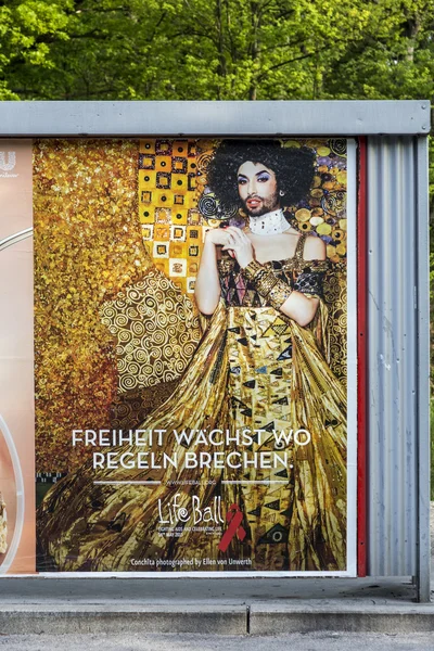 Plakát na autobusové zastávce, Vídeň je připraven pro evropské píseň c — Stock fotografie
