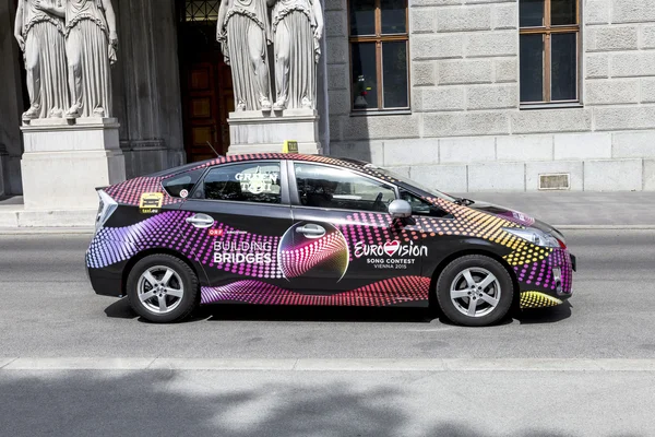 Viyana'da Avrupa şarkı yarışması için reklam ile taksi — Stok fotoğraf
