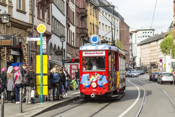 People enjoy the ride with the Ebbelwei express in Frankfurt, — Stock Photo, Image