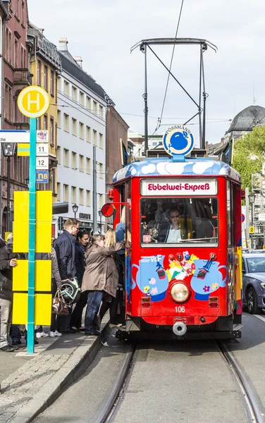 As pessoas gostam do passeio com o expresso Ebbelwei em Frankfurt , — Fotografia de Stock