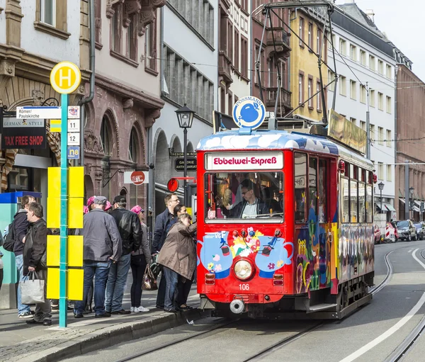 People enjoy the ride with the Ebbelwei express in Frankfurt, — Stock Photo, Image