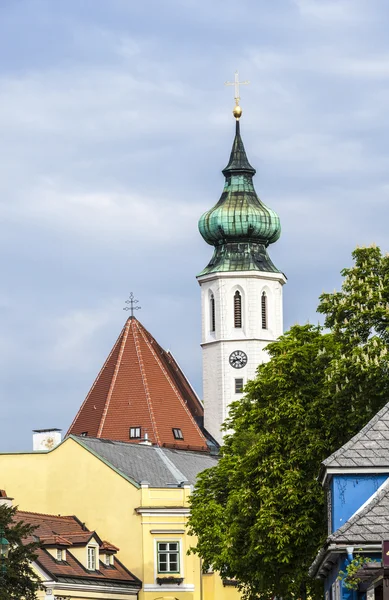 Grinzing com Igreja e Himmelstrasse — Fotografia de Stock