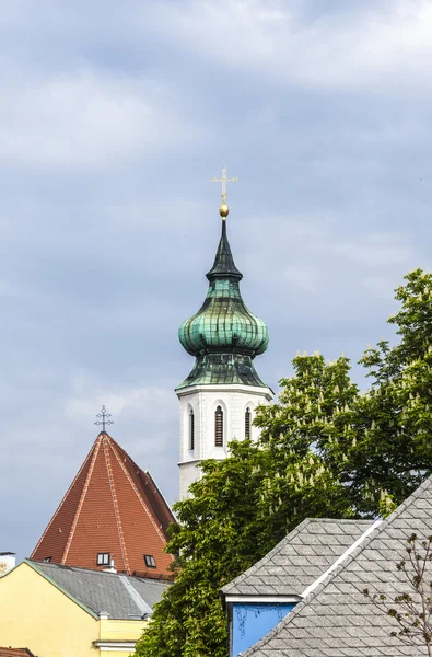 Grinzing met kerk en Himmelstrasse — Stockfoto