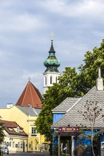 Grinzing com Igreja e Himmelstrasse — Fotografia de Stock