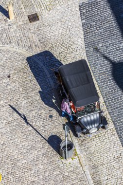 Rothenburg vintage bir eski arabaya Turist Rehberi bekler