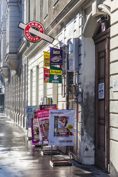 Tabak winkel in de vroege ochtend licht in Wenen — Stockfoto