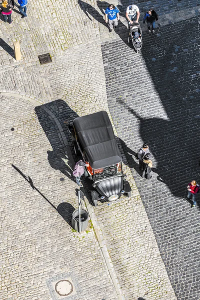 Guide waits for tourists with an old vintage car in Rothenburg — Stock Photo, Image