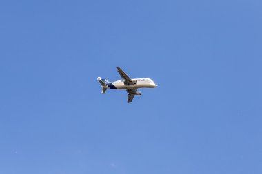 Hamburg F Airbus fabrikasında Beluga Supertransporter yaklaşımlar