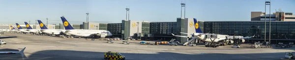 Terminal 1 Lufthansa yolcu uçak ile — Stok fotoğraf