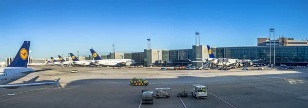 Terminal 1 med Lufthansa passagerare flygplan — Stockfoto