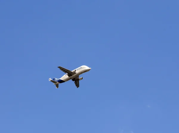 Beluga Supertransporter se acerca a la planta de Airbus en Hamburgo F — Foto de Stock