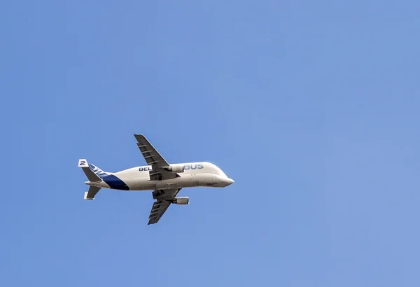 Beluga Supertransporter närmar sig Airbus anläggningen i Hamburg F — Stockfoto