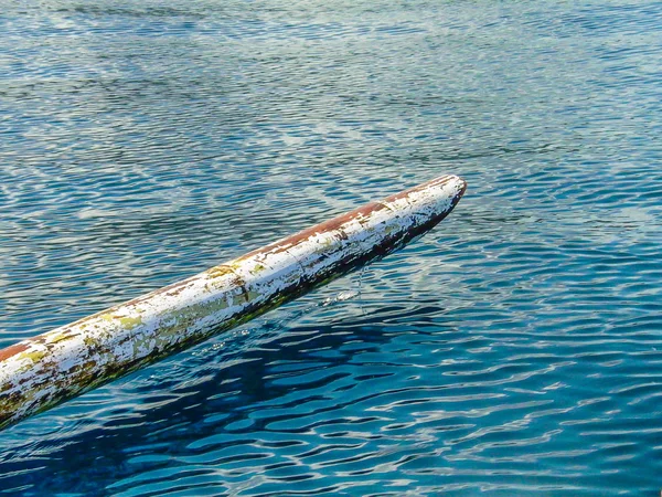 Detalle de balinés viejo barco típico de bambú en el océano —  Fotos de Stock