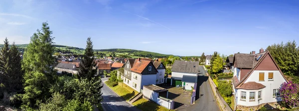 Vår bygd av gula raps fält i blom — Stockfoto