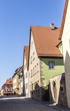 Rothenburg dar bir sokakta yarı ahşap evleri