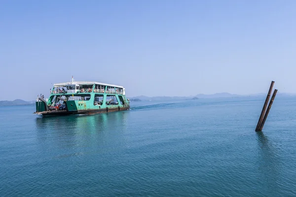 Veerboot arriveert op het eiland van Koh Chang — Stockfoto