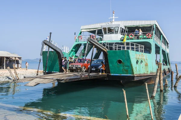 Fähre erreicht die Insel Koh Chang — Stockfoto