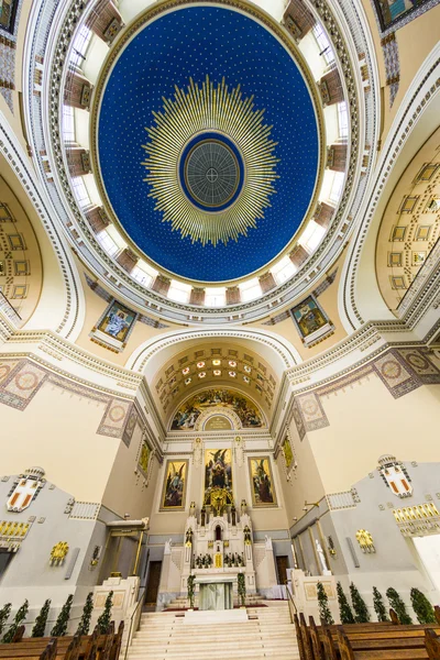 Binnen de chappel Karl Borromaeus van de centrale begraafplaats in V — Stockfoto