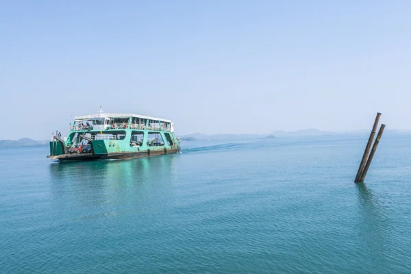 Fähre erreicht die Insel Koh Chang — Stockfoto