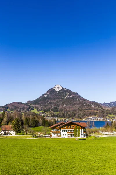 Lago Fuschl com belo panorama alpes — Fotografia de Stock