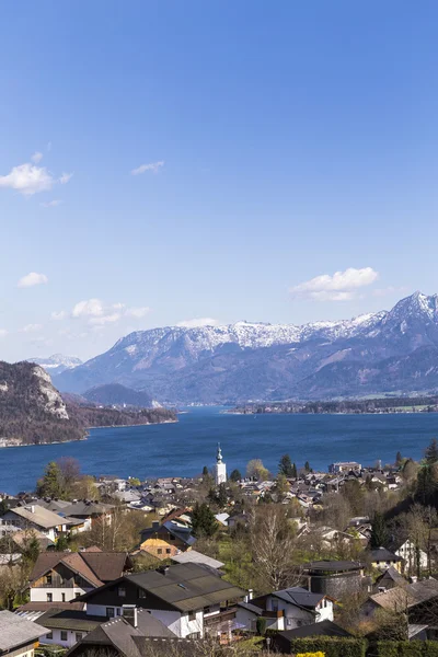 Paisagem de Sankt Gilgen com o Wolfgangsee e os alpes — Fotografia de Stock