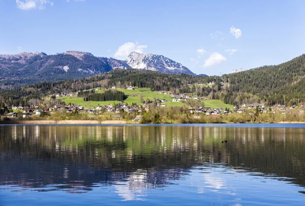 Отражение горной деревни в Hallstatter See, Австрия, Евро — стоковое фото