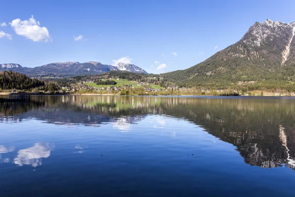 Reflexión del pueblo de montaña en Hallstatter See, Austria, Euro —  Fotos de Stock