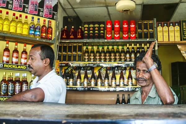 Man sells alcohol in a licenced alcohol shop in Negombo — Stock Photo, Image