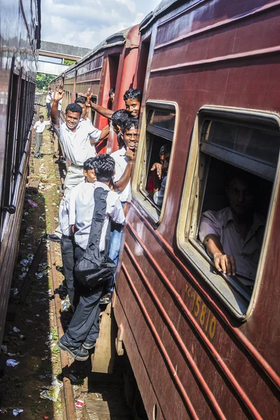 Alumnos que viajan en tren a Colombo —  Fotos de Stock
