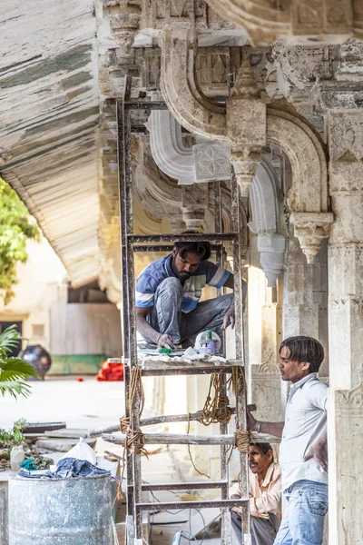 Arbeiter reparieren die Fassade des Stadtpalastes in Udaipur — Stockfoto
