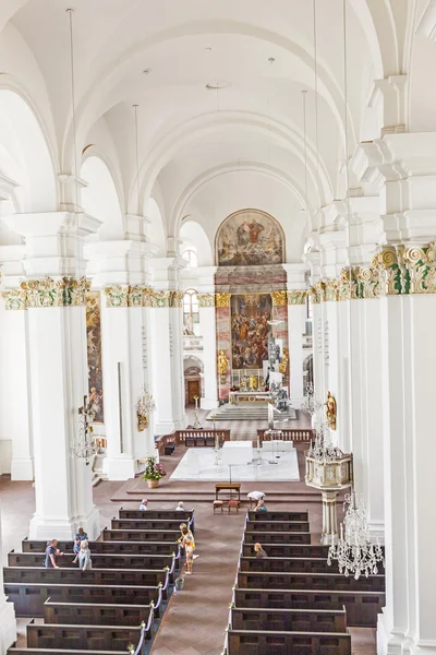 Menschen in Jesuitenkirche in Heidelberg — Stockfoto
