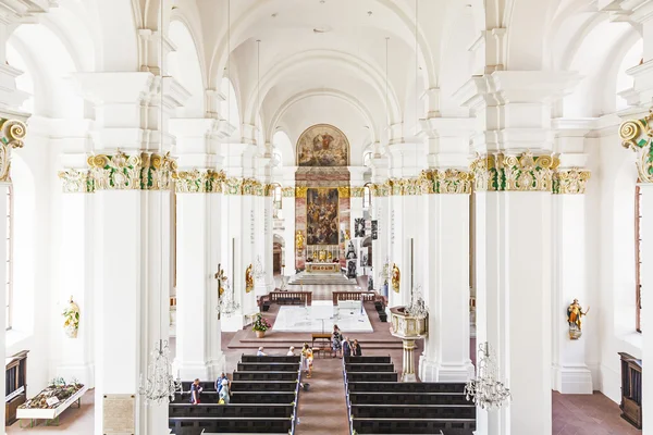 Människor i Jesuiten kyrka i Heidelberg — Stockfoto