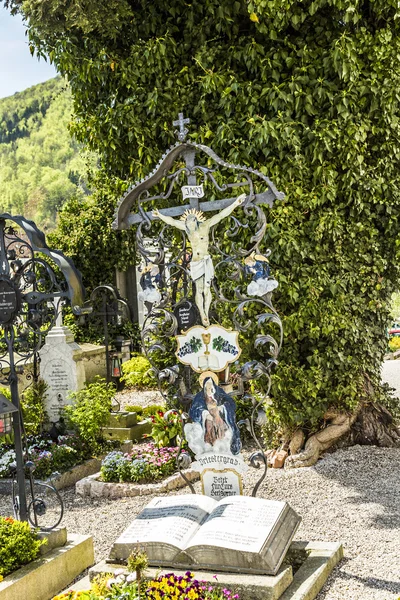 Vecchio cimitero nel cortile della chiesa — Foto Stock