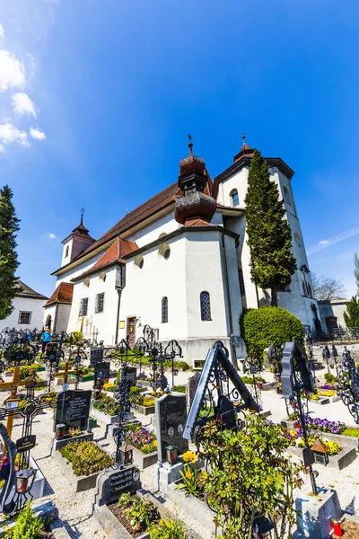 Старі кладовища на церковному дворі — стокове фото
