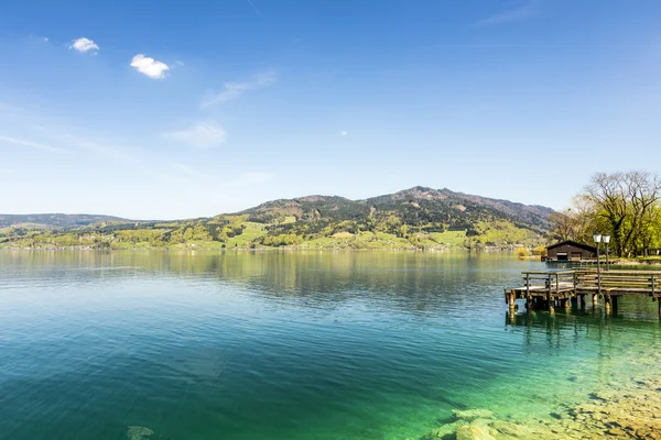 Belo lago alpino Attersee com água de cristal — Fotografia de Stock